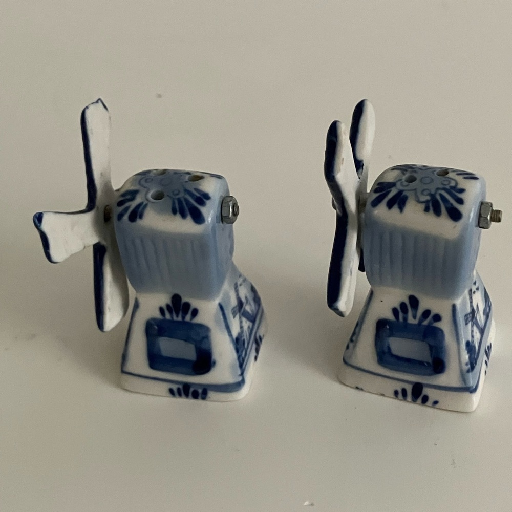 Vintage Delft Style Blue and White Windmill Salt and Pepper Shaker - Picture 5 of 7